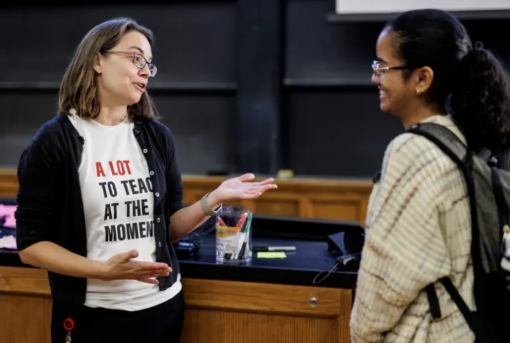 Arts & Sciences faculty member E.A. Quinn, a biological anthropologist, speaks with a student after teaching Foundations in Public Health, an introductory course that anchors WashU’s Public Health & Society program. (Photo: Whitney Curtis/WashU)