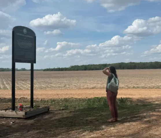 Students in the Ampersand Program “Confronting the Past: Transformative Justice in St. Louis and Beyond” visit Graball Landing in Mississippi, one of several sites commemorating Emmett Till and the history surrounding his 1955 murder. (Credit: Courtesy of Cunningham)