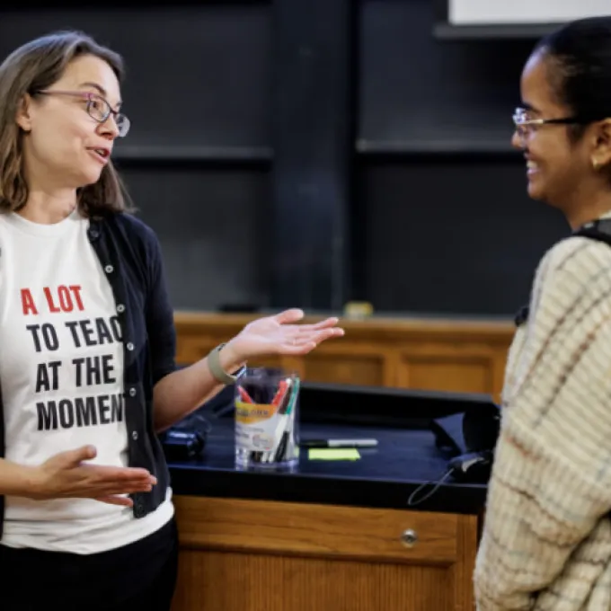Arts & Sciences faculty member E.A. Quinn, a biological anthropologist, speaks with a student after teaching "Foundations in Public Health," an introductory course that anchors WashU’s Public Health & Society program. (Photo: Whitney Curtis/WashU)