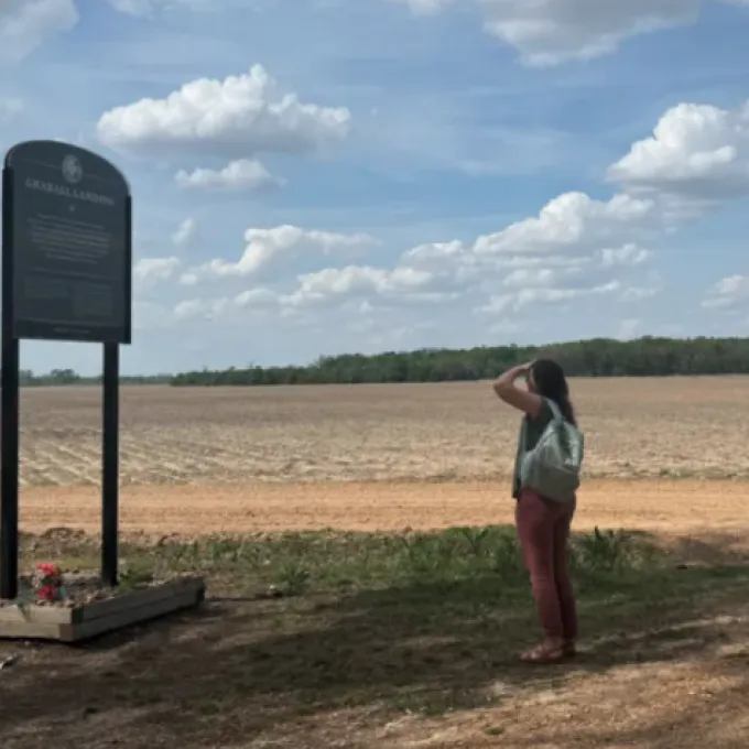 Students in the Ampersand Program “Confronting the Past: Transformative Justice in St. Louis and Beyond” visit Graball Landing in Mississippi, one of several sites commemorating Emmett Till and the history surrounding his 1955 murder. (Credit: Courtesy of Cunningham)